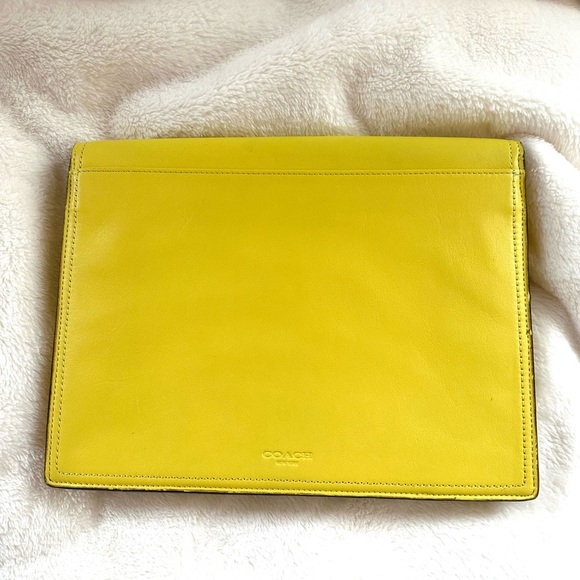 Vintage Coach Slim Envelope Clutch – Chartreuse Leather with Turn-Lock Closure - Picture 7 of 11